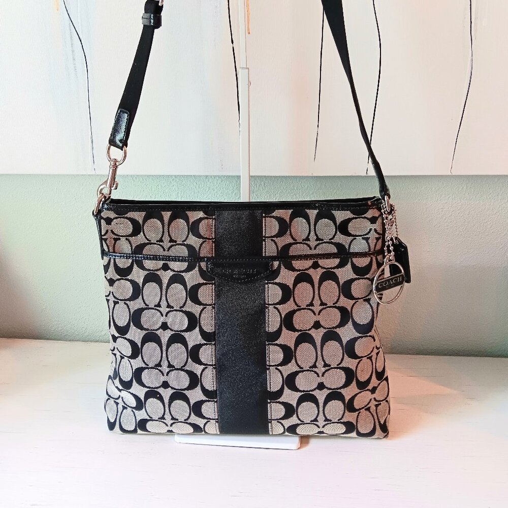 COACH  BLACK AND GRAY CROSSBODY BAG. LIKE NEW!😍❤️